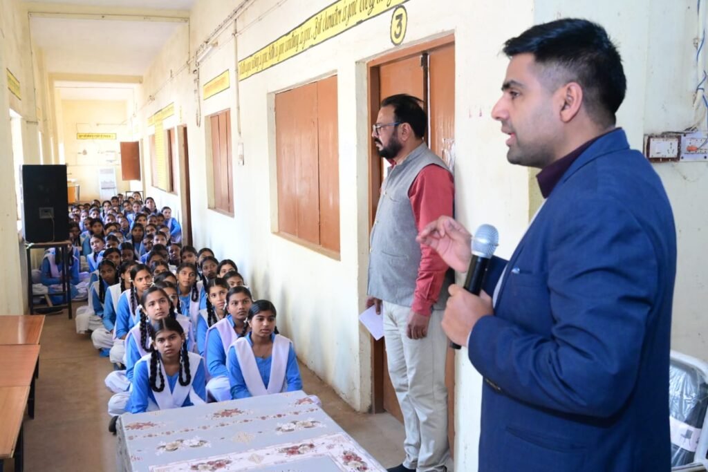 कलेक्टर ने कम परिणाम वाले स्कूलों का किया दौरा, बच्चों को दी पढ़ाई में सफलता की सलाह