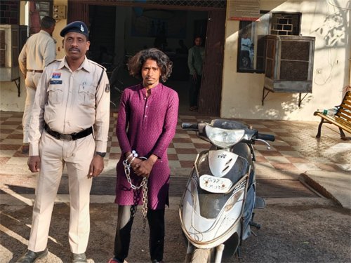 मोहारा बायपास पर चाकू लहराने वाला युवक गिरफ्तार, स्कूटी व मोबाइल जब्त