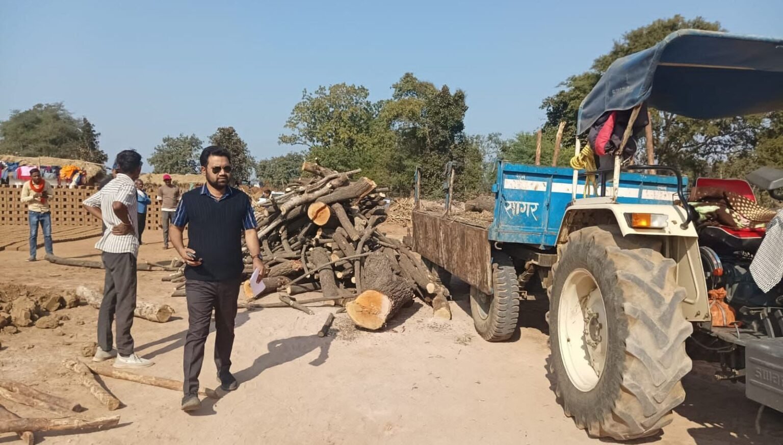 खुबाटोला में इमारती लकड़ी का अवैध परिवहन पकड़ाया, वन विभाग को सौंपा