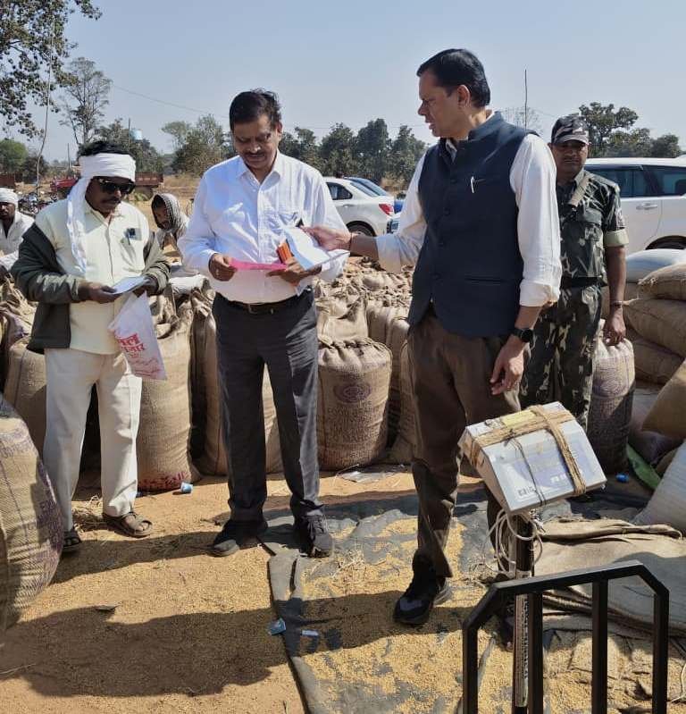 संभागायुक्त सत्यनारायण राठौर ने पाटेकोहरा बेरियर और धान उपार्जन केन्द्र का किया औचक निरीक्षण