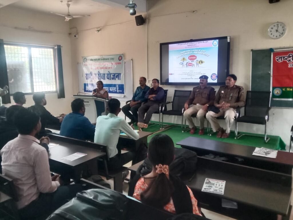 सड़क सुरक्षा माह के नौवें दिन कृषि महाविद्यालय में यातायात जागरूकता कार्यक्रम