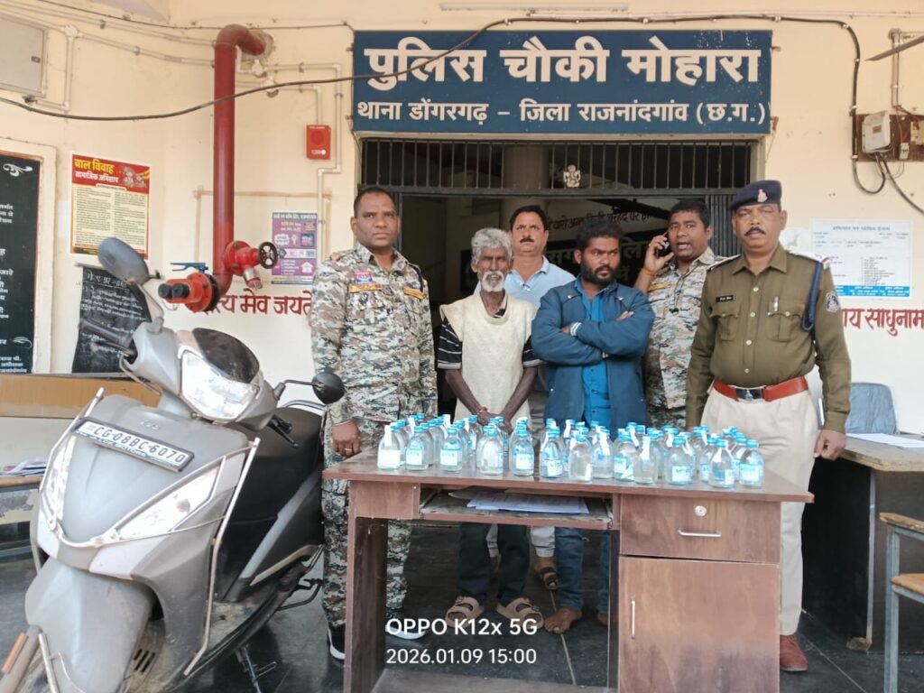 मोहारा पुलिस की बड़ी कार्रवाई, शराब कोचियों के कब्जे से 65 पौवा शराब और स्कूटी जब्त