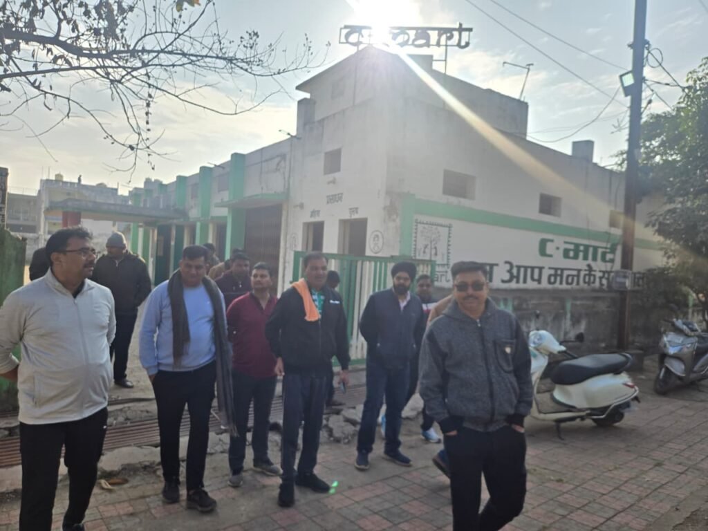 महापौर मधुसूदन यादव का वार्ड दौरा, पानी और सफाई समस्याओं पर किया त्वरित निरीक्षण