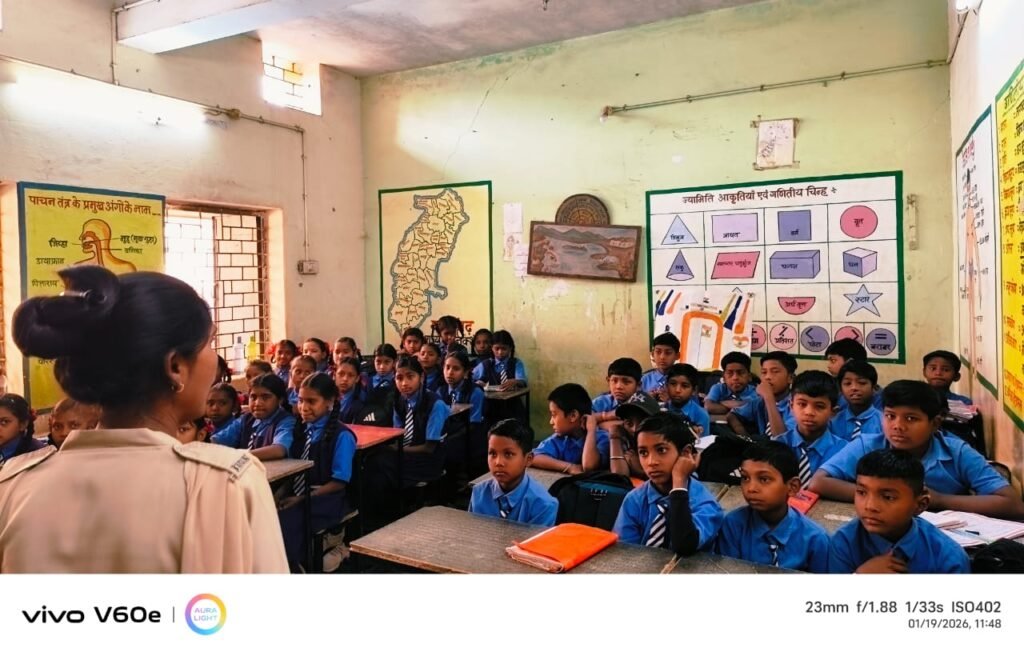 रक्षा टीम ने बच्चों को दी सेफ टच और आत्म-सुरक्षा की जानकारी