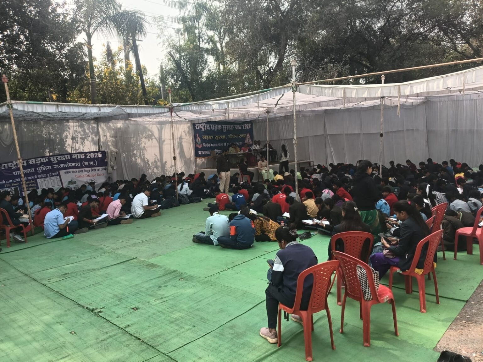 सड़क सुरक्षा माह : यातायात पुलिस ने निबंध प्रतियोगिता आयोजित की