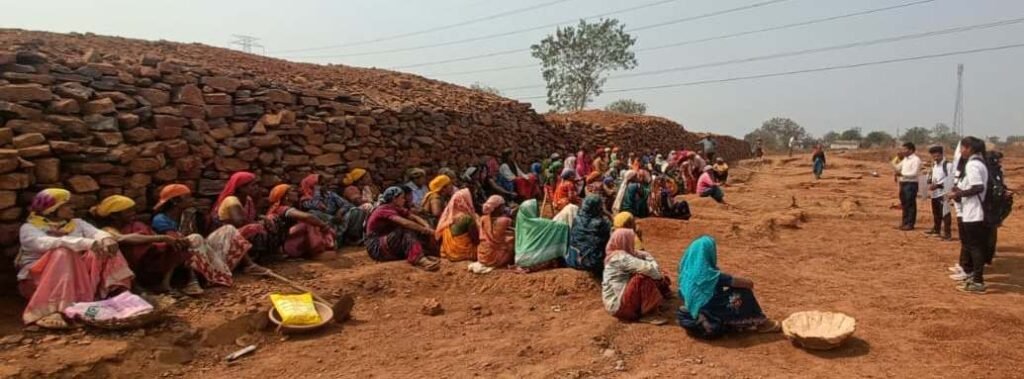 मनरेगा स्थल पर ग्रामीण पालकों को किया गया जागरूक
