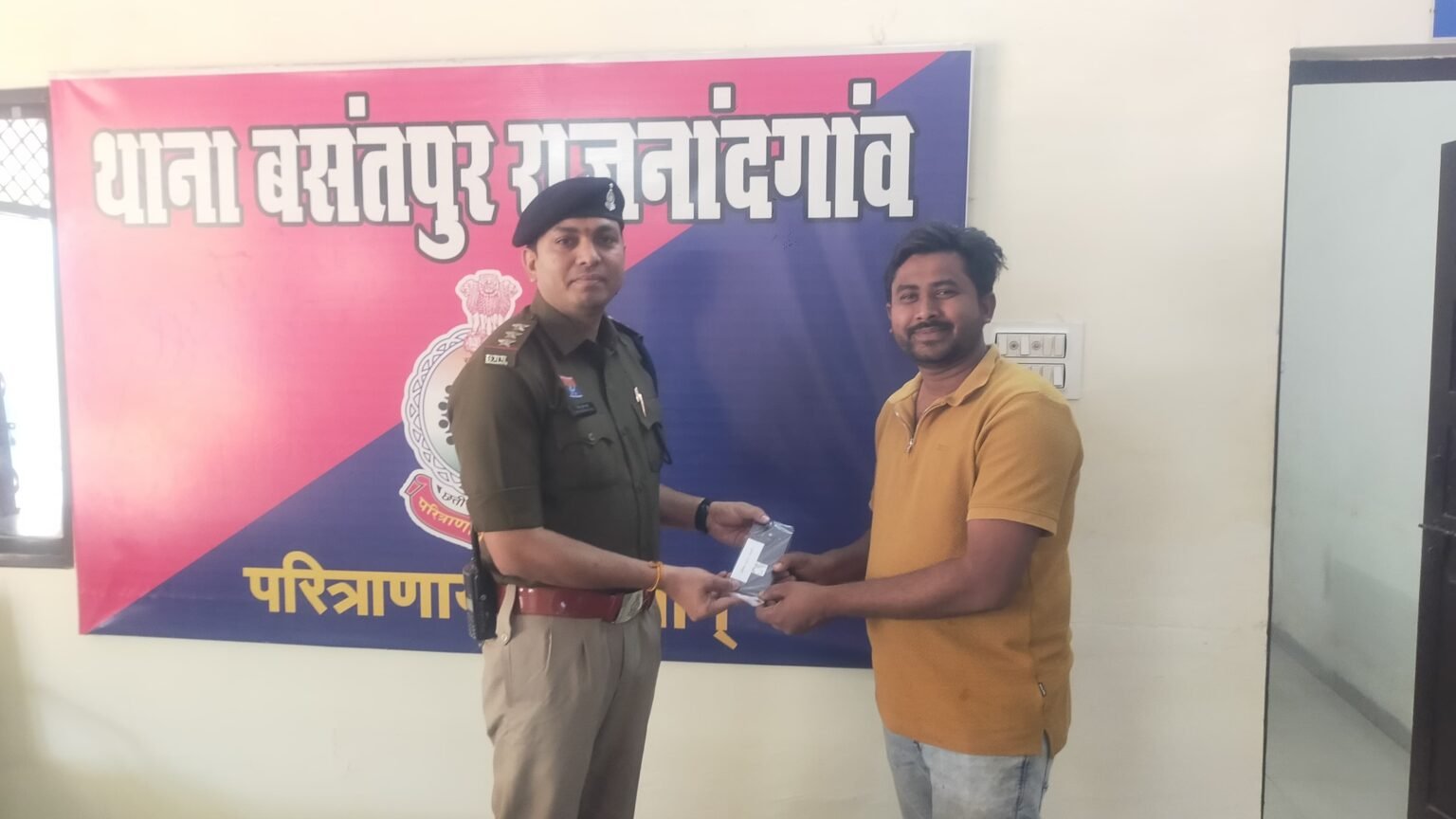 CEIR पोर्टल के माध्यम से 10 गुम मोबाइल बरामद, स्वामियों को सुपुर्द