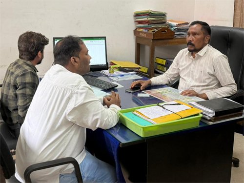 बिजली विभाग के सहायक अभियंता से मिले कांग्रेस नेता आसिफ अली