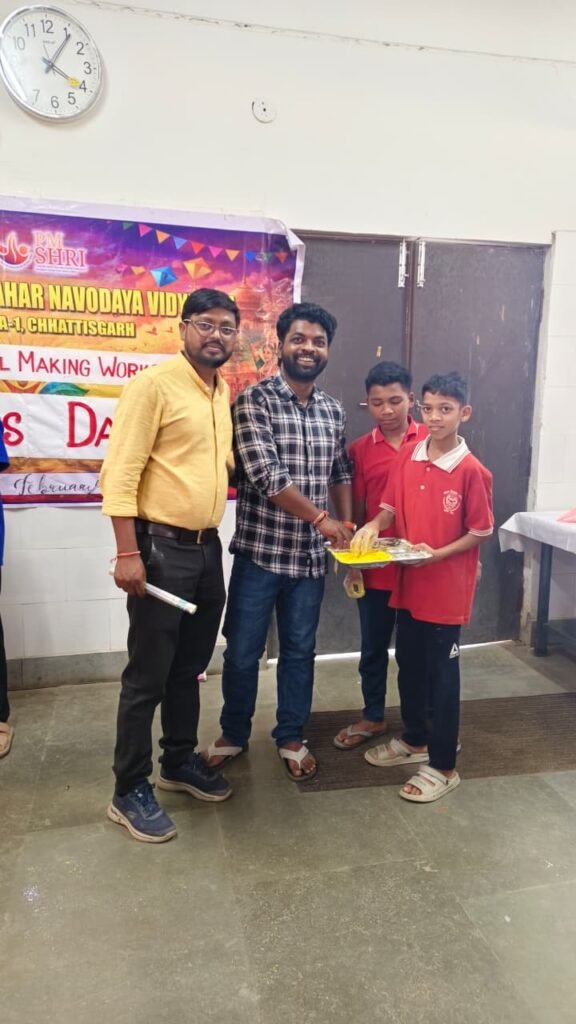पीएमश्री जवाहर नवोदय विद्यालय सुकमा-1 में गतिविधि बैगलेस डे के अंतर्गत प्राकृतिक गुलाल निर्माण का आयोजन