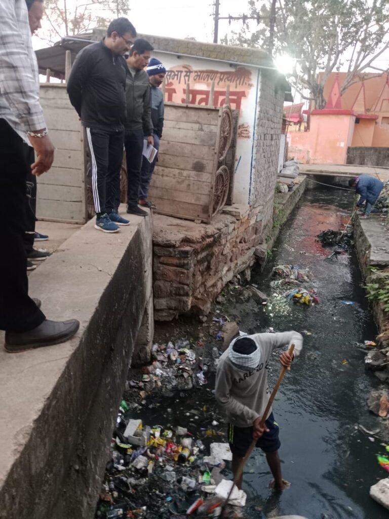 आयुक्त विश्वकर्मा साफ-सफाई देखने सुबह पहुॅचे चिखली, शांतिनगर व शंकरपुर