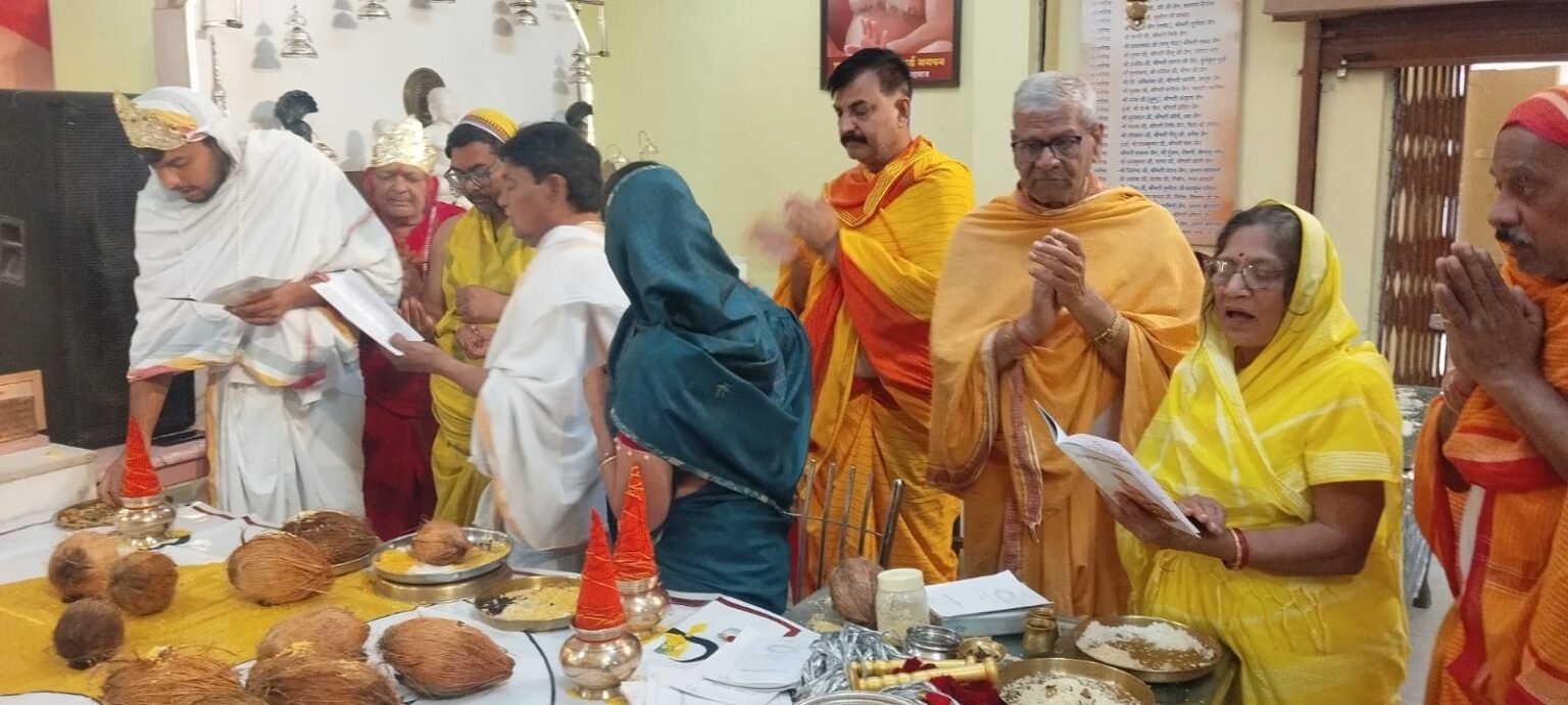 आचार्य विद्यासागर महाराज के द्वितीय समाधि स्मृति दिवस पर जैन मंदिर में आचार्य छत्तीसी विधान, वृद्धाश्रम में फल वितरण
