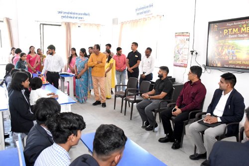 प्रभारी सचिव अविनाश चंपावत प्रयास आवासीय विद्यालय राजनांदगांव में आयोजित अभिभावक-शिक्षक बैठक में हुए शामिल