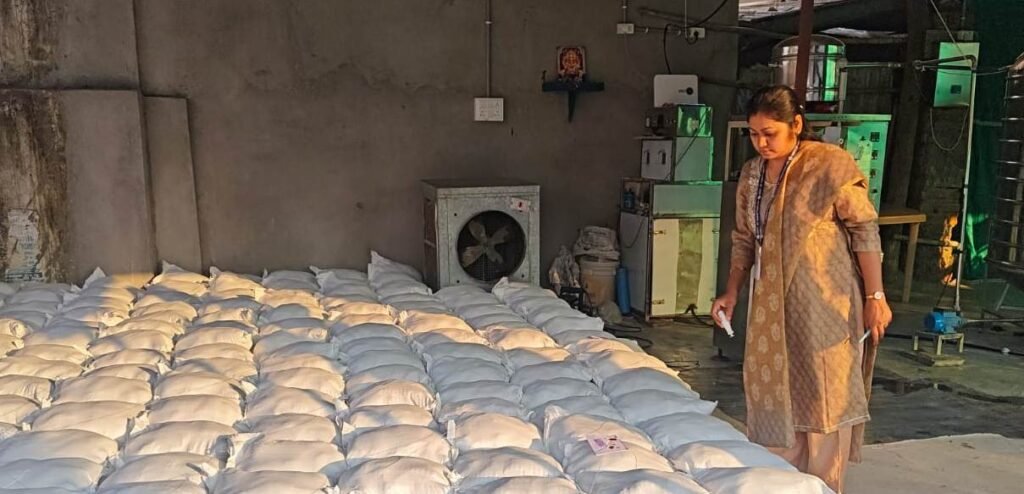 बिना लाइसेंस फर्म से 606 बोरी पानी जब्त