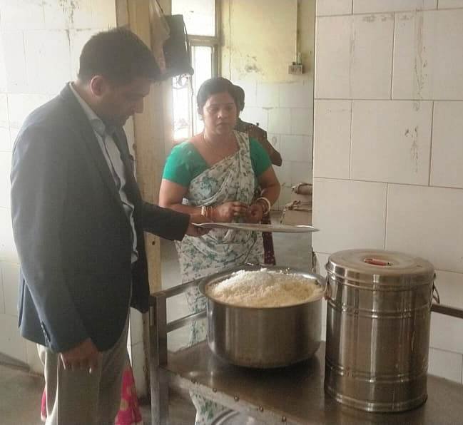 कलेक्टर ने जिला चिकित्सालय का किया आकस्मिक निरीक्षण