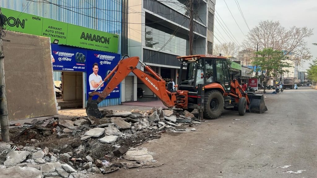 स्टेशन रोड सौंदर्यीकरण के लिए निगम ने अतिक्रमण हटाया