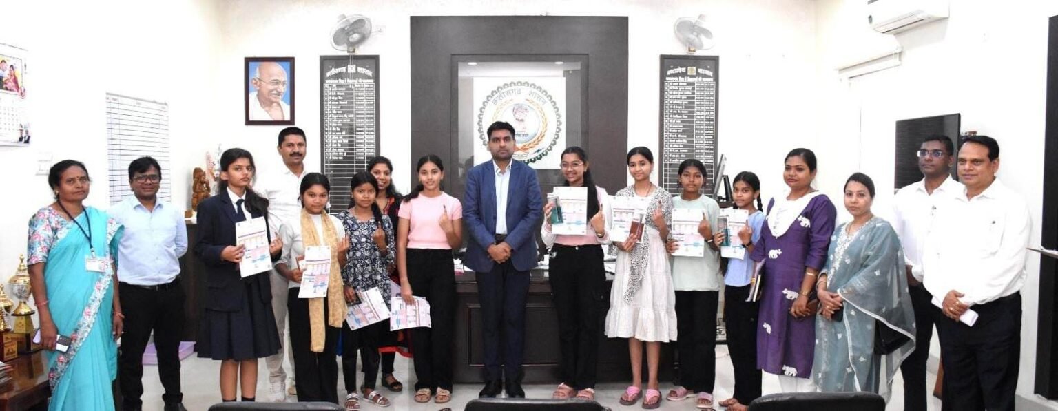 राजनांदगांव में बच्चों ने लगवाई एचपीवी वैक्सीन, कलेक्टर ने किया सम्मानित