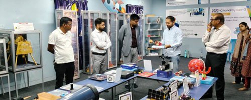 कलेक्टर ने डॉ. पदुमलाल पुन्नालाल बख्शी स्कूल में स्थापित आधुनिक स्पेस लैब का किया निरीक्षण
