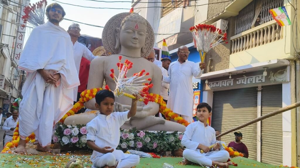 भक्तिमय अगवानी : 700 किमी का विहार कर संस्कारधानी पहुंचे भगवान नेमिनाथ, उमड़ा श्रद्धा का सैलाब