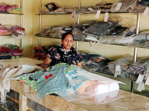जनदर्शन में आवेदन पर त्वरित कार्रवाई, महिला को स्वरोजगार के लिए मिला 1.20 लाख का ऋण