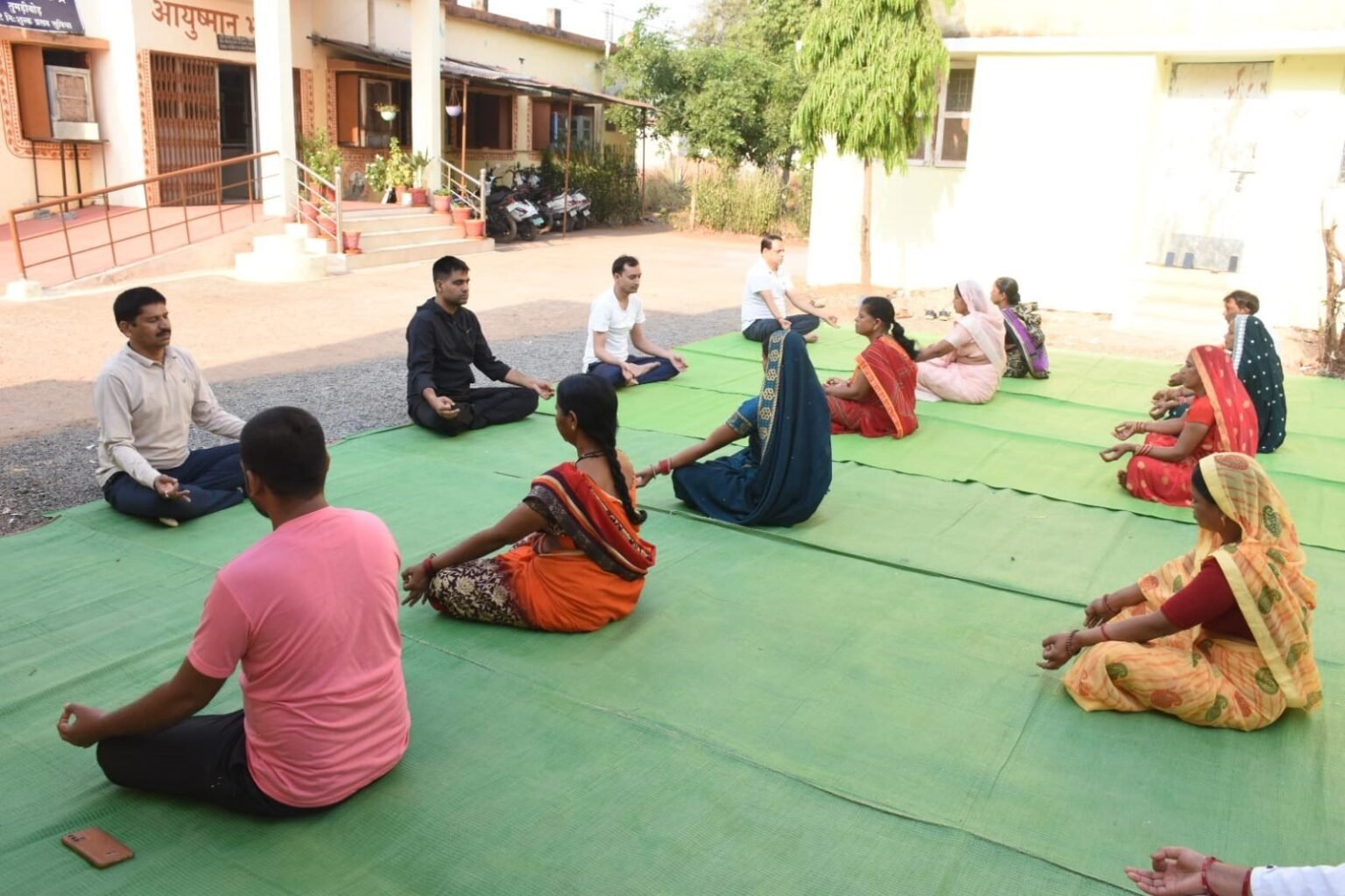 विशेष योग अभियान में कलेक्टर ने लिया भाग, स्वास्थ्य केंद्र स्टाफ की कार्यप्रणाली पर जताई नाराजगी