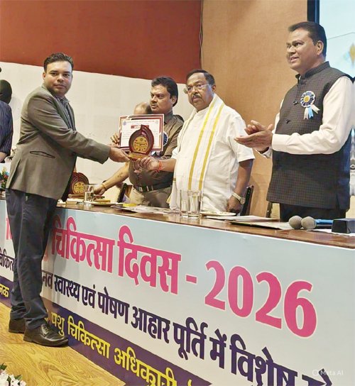 विश्व पशु चिकित्सा दिवस : डॉ. तरुण रामटेके ‘एक्सीलेंस अवार्ड’ से सम्मानित, मंत्री रामविचार नेताम ने थपथपाई पीठ
