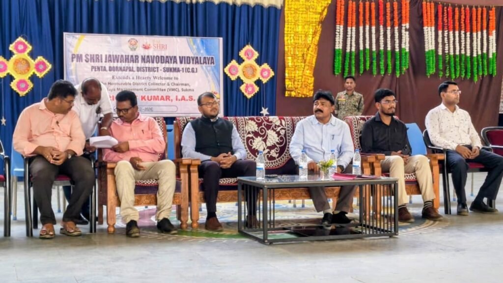 सम्मानित होकर डोंगरगढ़ लौटे उप प्राचार्य संजय कुमार मंडल, नवोदय विद्यालय में किए कई विकास कार्य