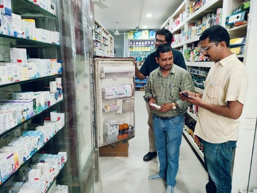 राजनांदगांव में औषधि विक्रय प्रतिष्ठानों का सघन निरीक्षण, दवा-खाद्य सुरक्षा पर विशेष ध्यान