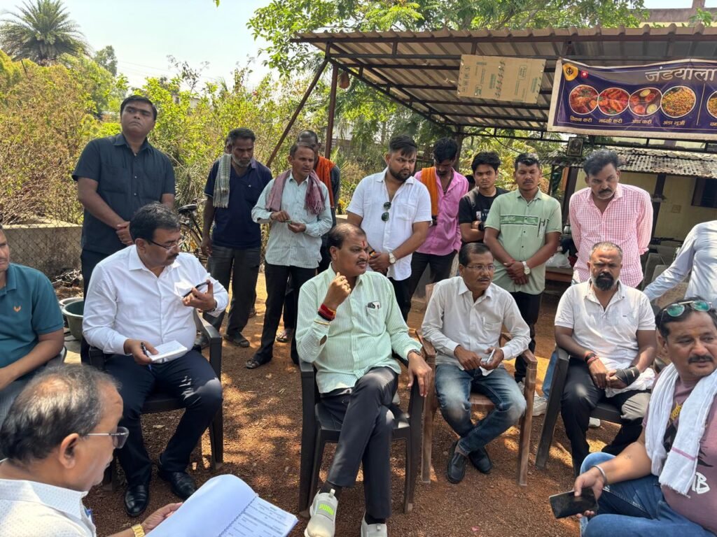 महापौर मधुसूदन यादव ने यातायात नगर और मेडिकल कालेज रोड निर्माण कार्य का किया निरीक्षण