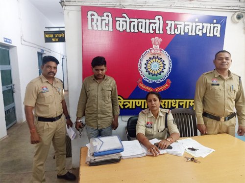 रेलवे बुकिंग ऑफिस के पास धारदार हथियार लहराने वाला आरोपी गिरफ्तार