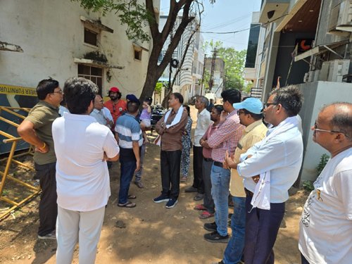 महापौर ने किया महेश नगर-आर्शीवाद कालोनी का निरीक्षण, कच्ची नाली खोदकर पानी निकासी कराई
