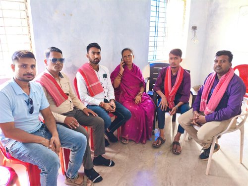 अपहरण की घटना के बाद पद्मश्री फुलबासन यादव से जोहार छत्तीसगढ़ पार्टी के नेताओं ने की मुलाकात