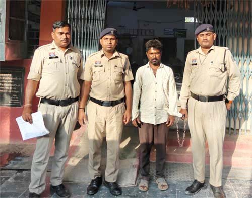 चचेरे भाई के साथ रह रही थी पत्नी, गुस्से में पति ने टंगिया से सिर पर किए वार, मौके पर मौत