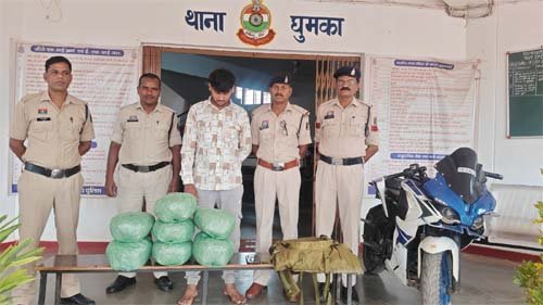 पीठ्ठू बैग में 1.45 लाख का गांजा भरकर जा रहा था तस्कर, साइबर और घुमका पुलिस ने घेराबंदी कर दबोचा