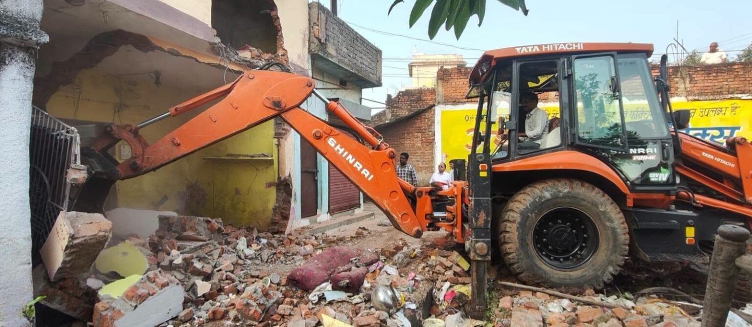 गौरी नगर में शासकीय जमीन पर चला बुलडोजर, अवैध निर्माण ढहाया