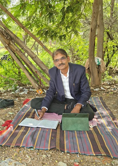 एसी कमरों से दूर, पेड़ की छांव में बैठकर अल्वा फाउंडेशन के चेयरमैन डॉ. हेमशंकर जेठमल साहू ने निपटाया काम