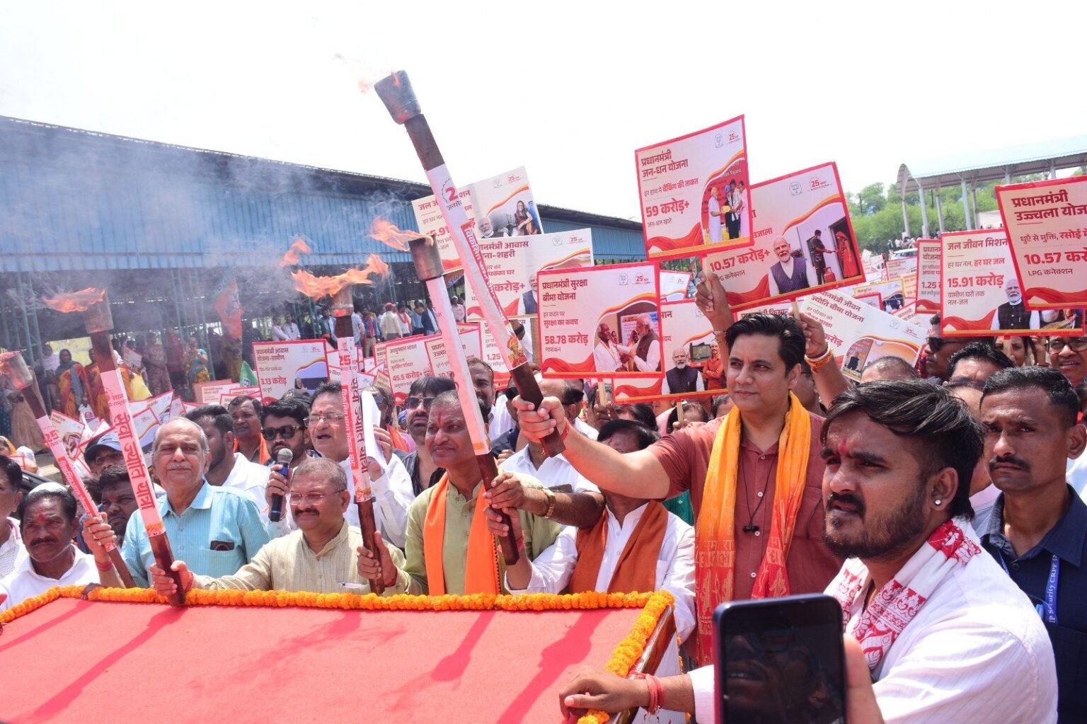 राजनांदगांव में निकली भव्य सेवा ज्योति यात्रा : कृषि उपज मंडी में हुई संकल्प सभा, हजारों कार्यकर्ताओं ने लिया 2047 तक विकसित भारत का संकल्प