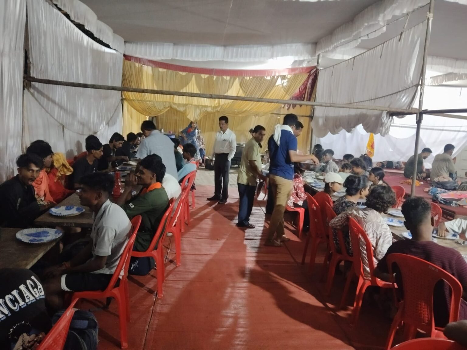 नगर निगम के सेवा पंडाल में पदयात्रियों की उमड़ी भीड़, 24 घंटे मिल रहीं भोजन व स्वास्थ्य सुविधाएं