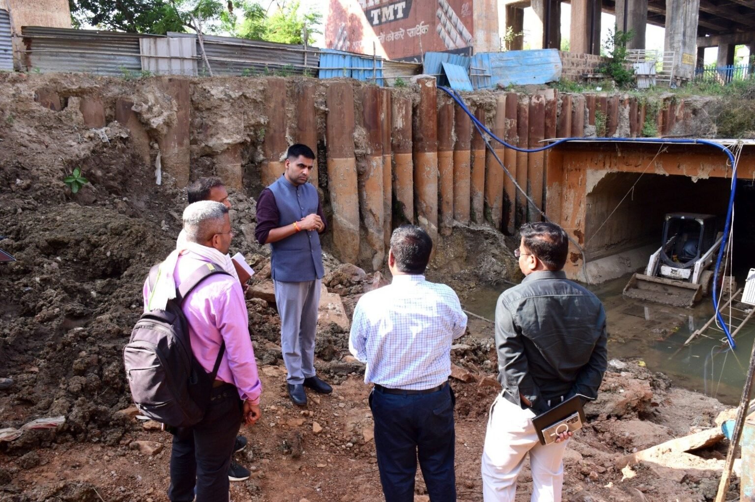 स्टेशनपारा रेलवे अंडरब्रिज : कलेक्टर ने देखा निर्माण कार्य, मार्च 2027 तक हर हाल में पूरा करने के दिए निर्देश