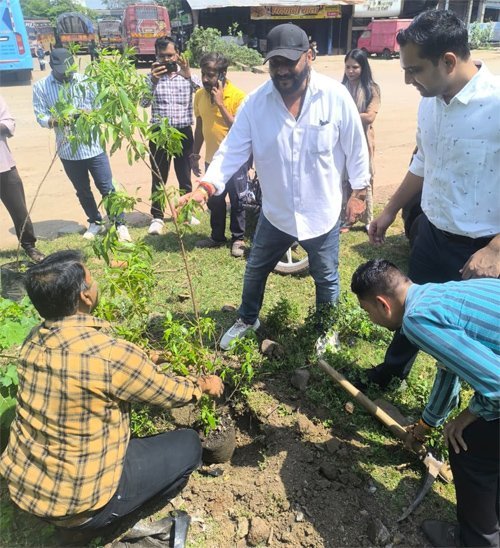 एक घंटे के श्रमदान के बाद रोपे पौधे, संरक्षण का लिया संकल्प