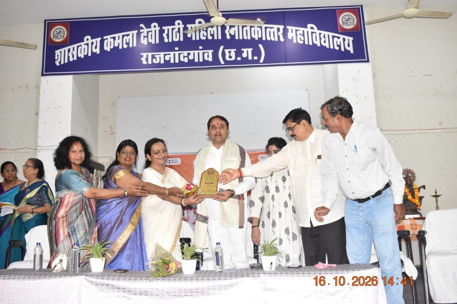कमला कॉलेज में 250 से अधिक छात्राओं ने किया योग, सीखे आत्मरक्षा के गुर