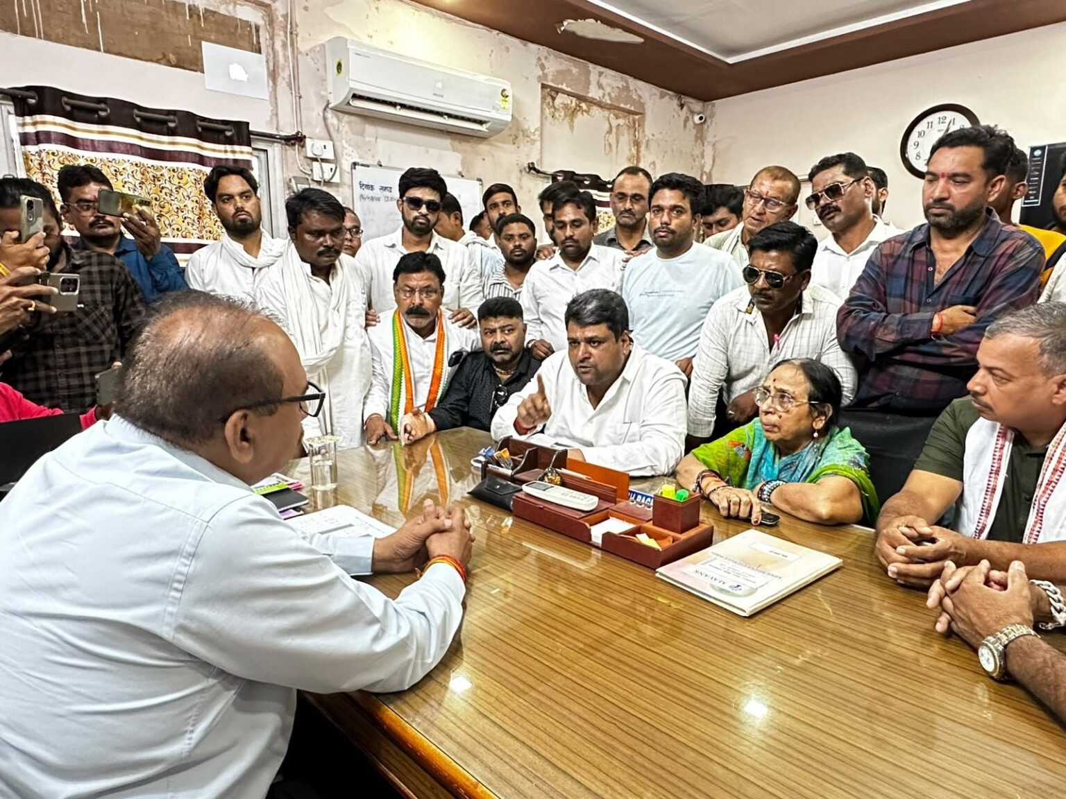 कांग्रेस ने शिक्षा विभाग को फटकारा, कार्रवाई के लिए दिया अल्टीमेटम