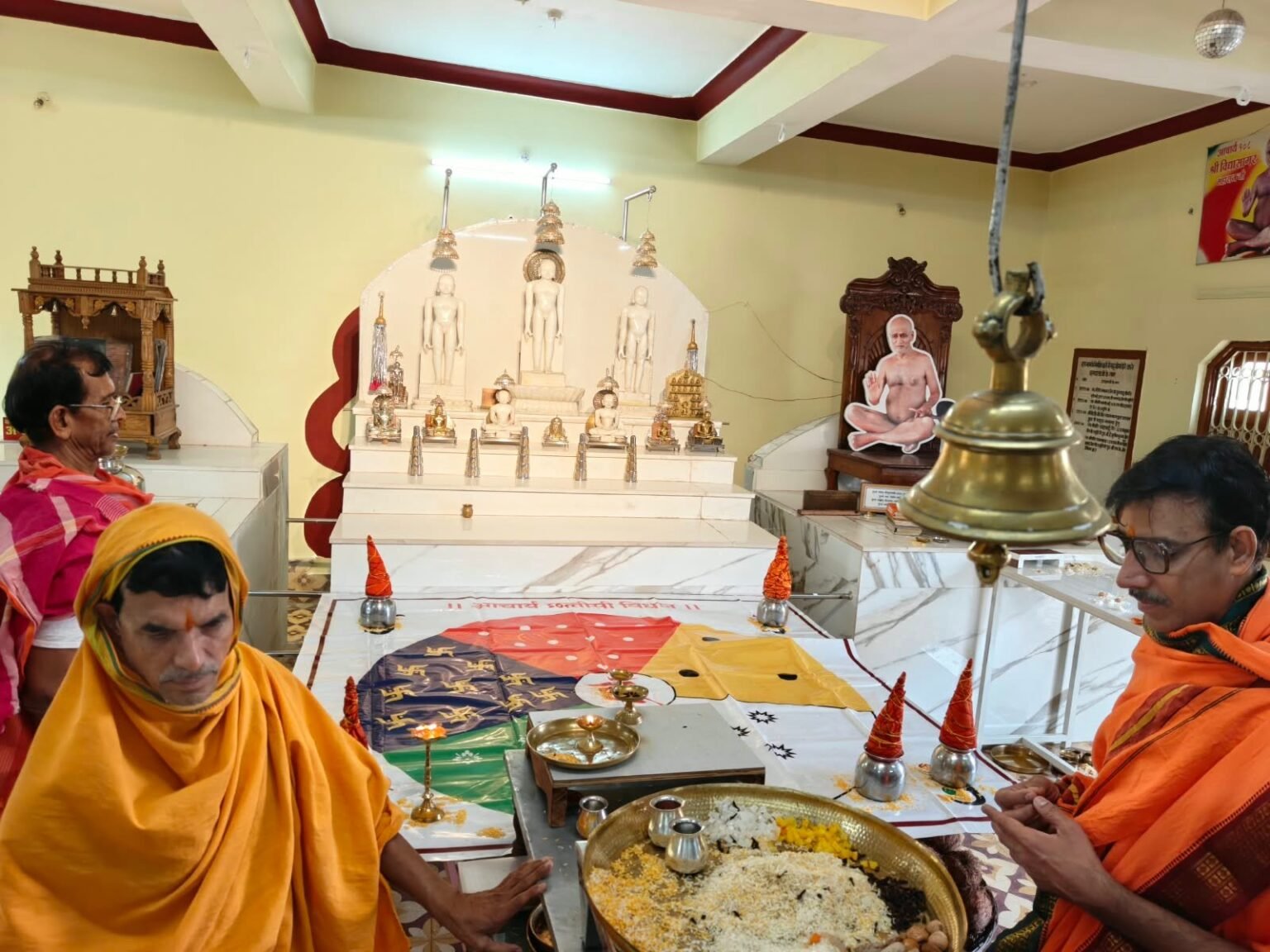 आचार्य विद्यासागर और समयसागर महाराज का जन्मोत्सव मनाया, पूजा-अर्चना के बाद बांटी मंगल प्रसादी