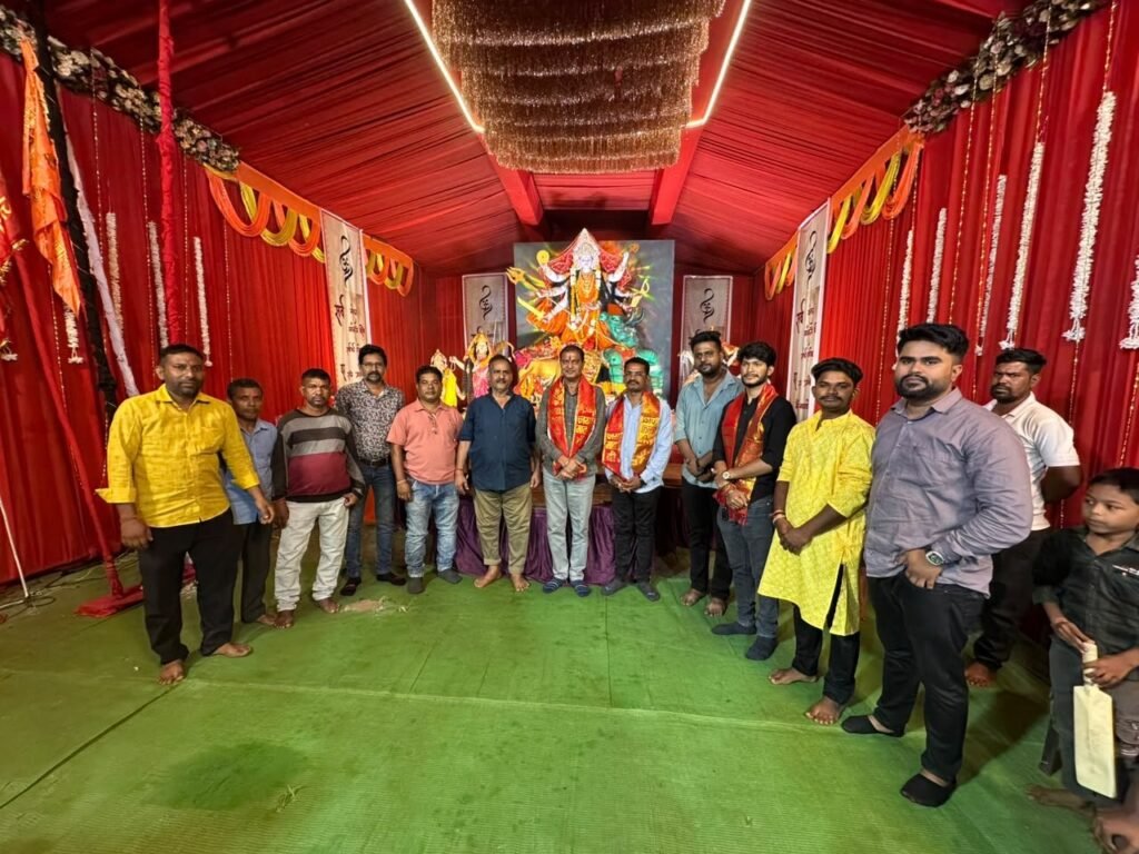 महापौर यादव ने विभिन्न दुर्गा पंडालों में किए माता के दर्शन, नगरवासियों की सुख-समृद्धि की कामना