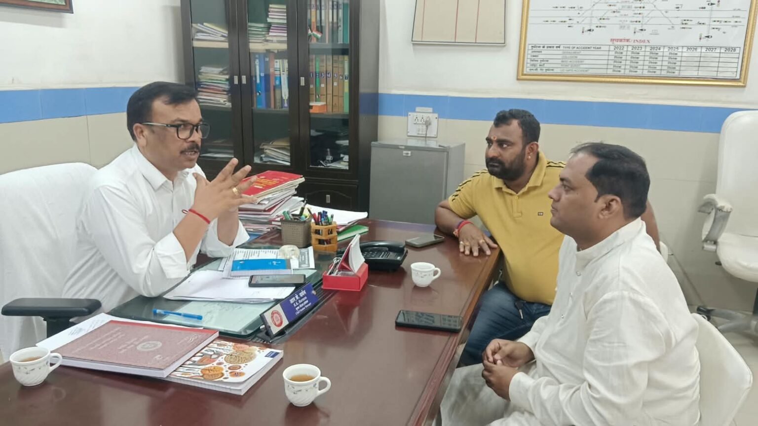 रेलवे के लिखित आश्वासन को अमल में लाने फिर पहुंचे आसिफ अली