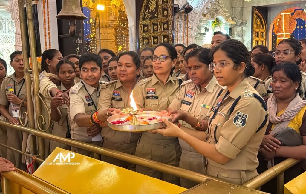 शारदीय नवरात्रि ड्यूटी सकुशल संपन्न होने पर पुलिस ने माँ बम्लेश्वरी के दरबार में टेका माथा, पुलिस बैंड की धुन से गूंजा डोंगरगढ़