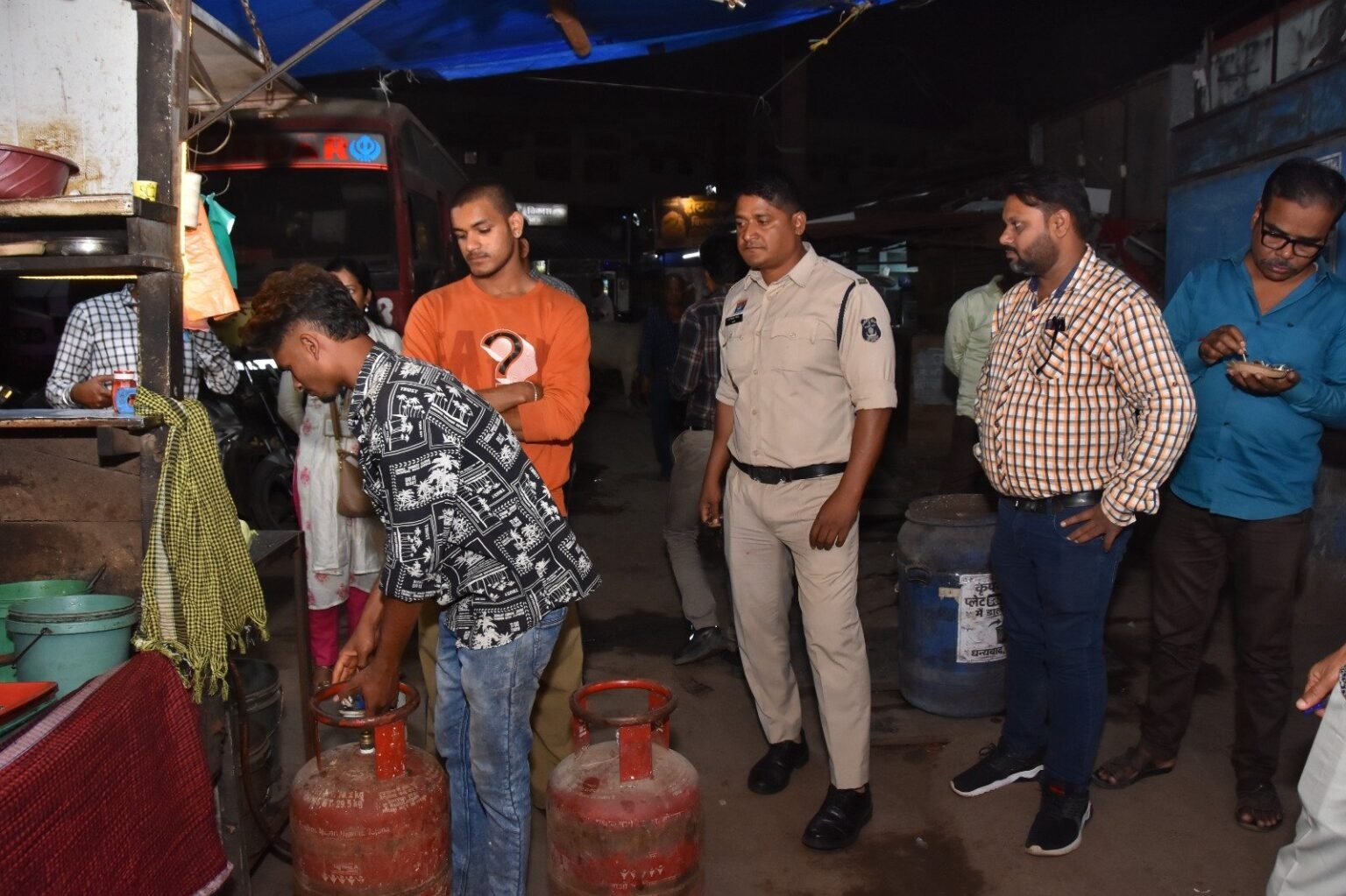 निगम और पुलिस की संयुक्त दबिश : आजाद चौक से अवैध बंद ठेला हटाया, पुराना बस स्टैंड पर बिरयानी सेंटर से 3 घरेलू सिलिंडर जब्त